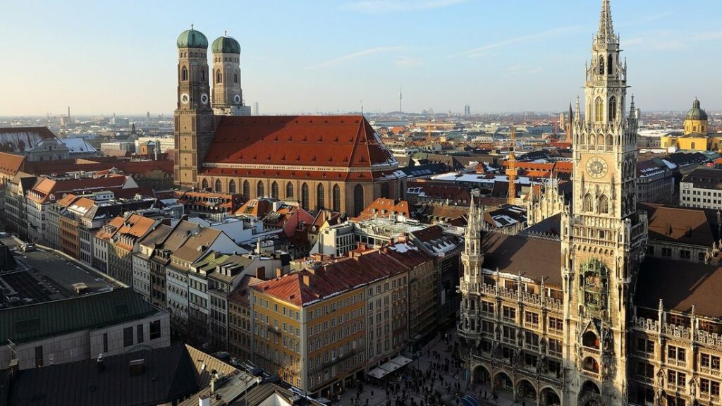 Les tours en brique de la Frauenkirche et la haute tour de l'hôtel de ville néogothique au-dessus des toits de Munich