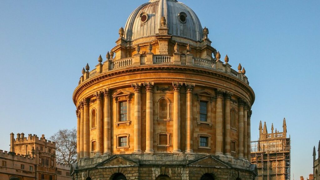 La Radcliffe Camera d'Oxford, rotonde en pierre dorée surmontée d'un dôme, sous un ciel bleu