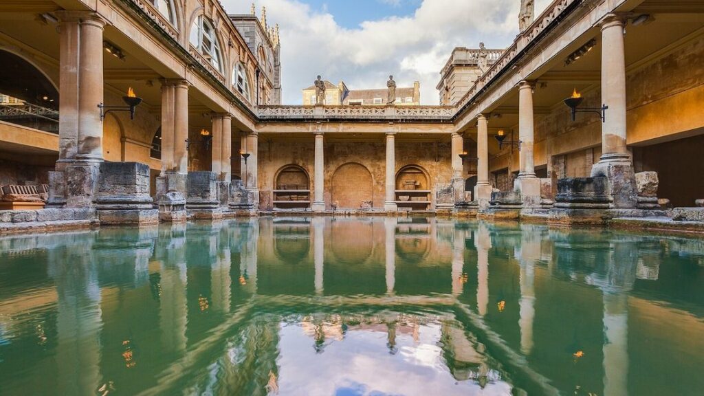 Le Grand Bain des thermes romains de Bath, bassin d'eau verte bordé de colonnes et d'une terrasse