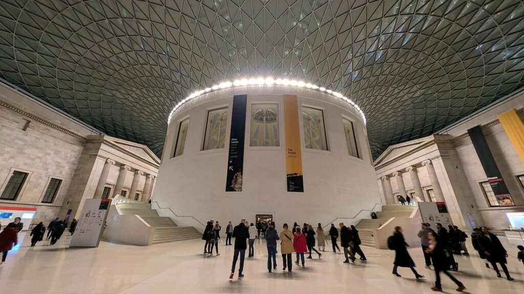 La Grande Cour du British Museum, sa verrière en treillis de verre et la salle de lecture ronde au centre