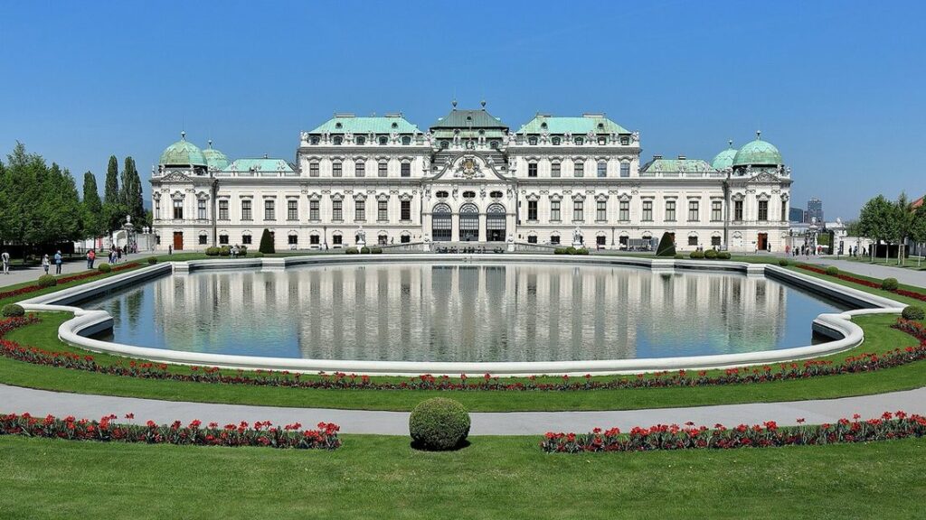 Le Belvédère supérieur, palais baroque blanc au toit vert-de-gris, derrière un bassin et des parterres