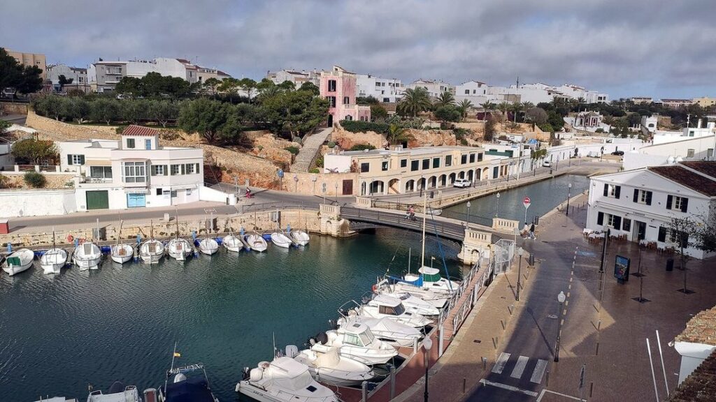Port de Ciutadella avec ses bateaux amarrés le long des quais et ses maisons blanches
