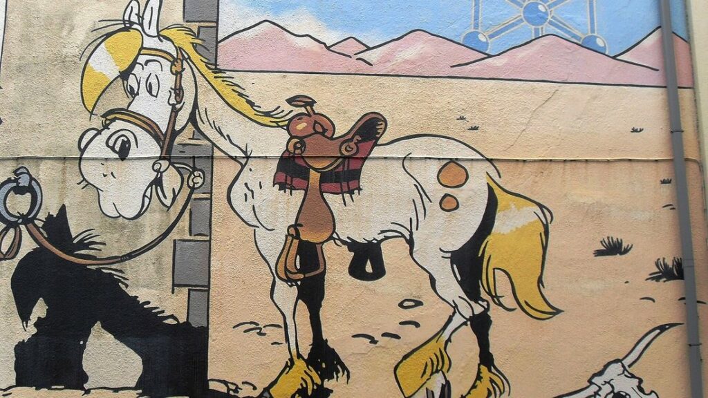 Fresque murale de bande dessinée montrant le cheval de Lucky Luke devant un décor de désert, avec l'Atomium en haut
