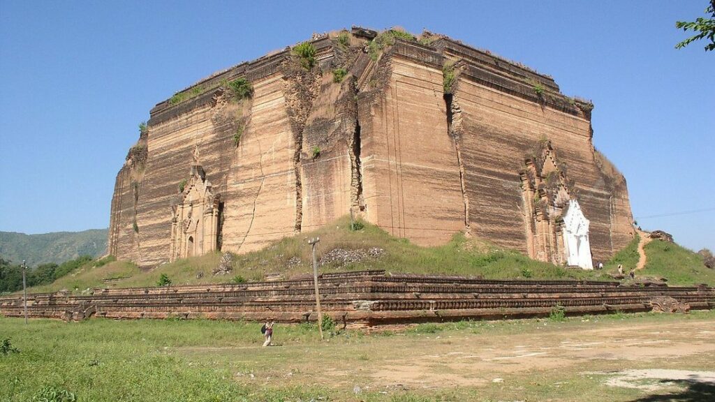 Énorme massif de briques fissuré de la pagode inachevée de Mingun, posé sur une pelouse sous un ciel bleu