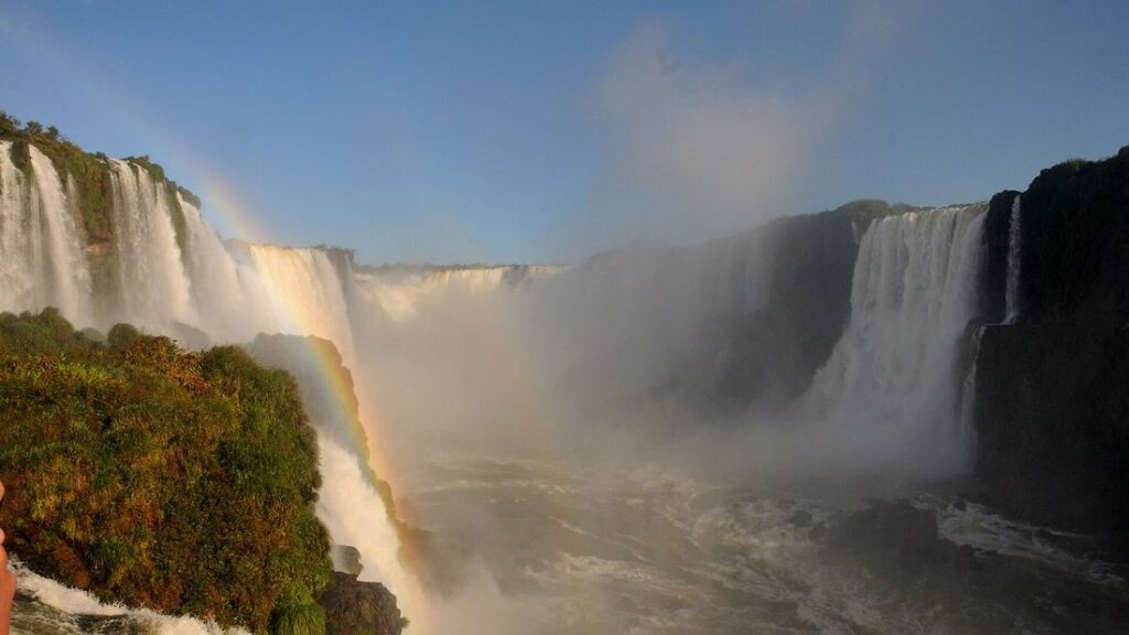 Chutes d'Iguazu vues du côté brésilien, avec des cascades, de la brume et un arc-en-ciel au-dessus du gouffre