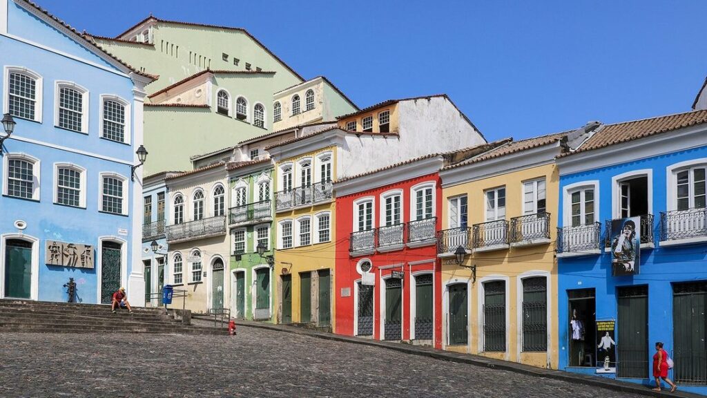 Façades coloniales aux couleurs vives alignées sur une place pavée du Pelourinho, à Salvador