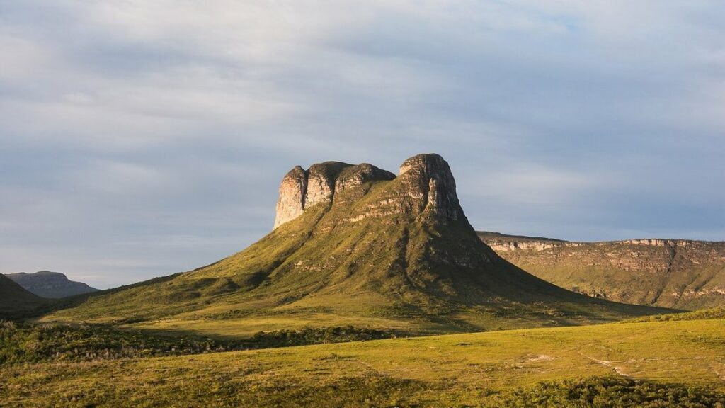Montagne à sommet plat et flancs d'herbe jaune dans le parc national de la Chapada Diamantina