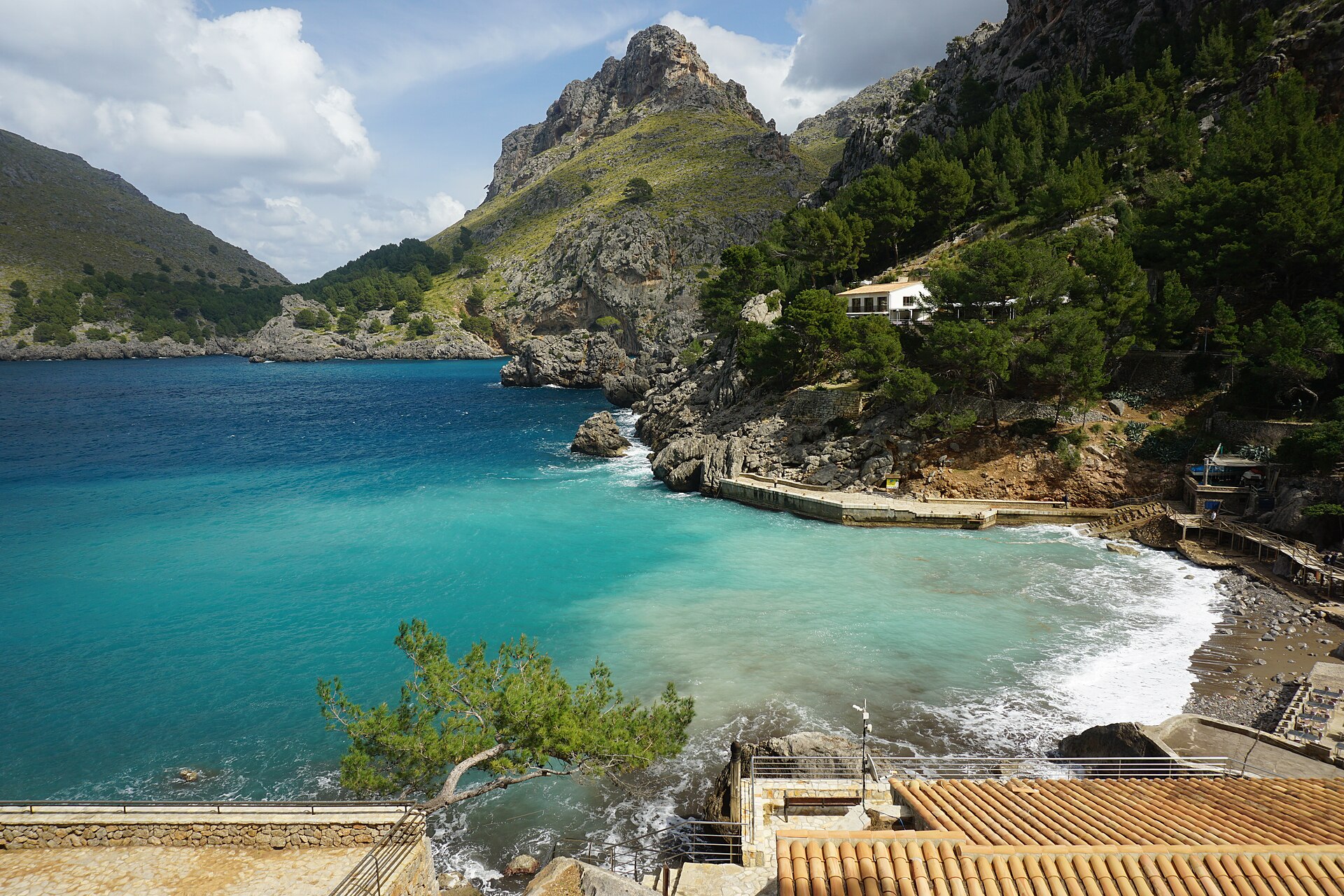 Crique aux eaux turquoise bordée de falaises calcaires sur la côte de Majorque