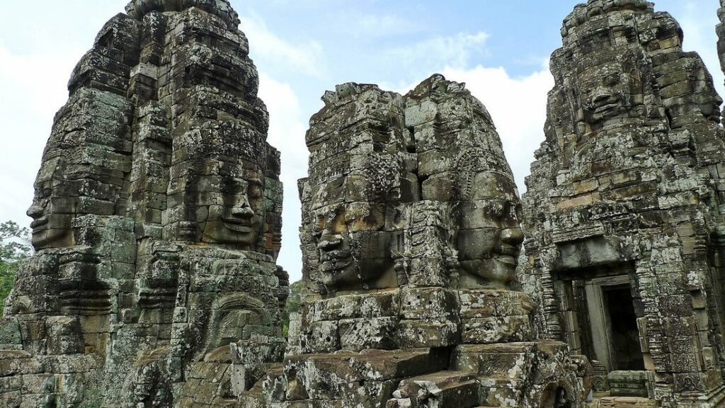 Tours de pierre sculptées de grands visages souriants au temple du Bayon, à Angkor Thom
