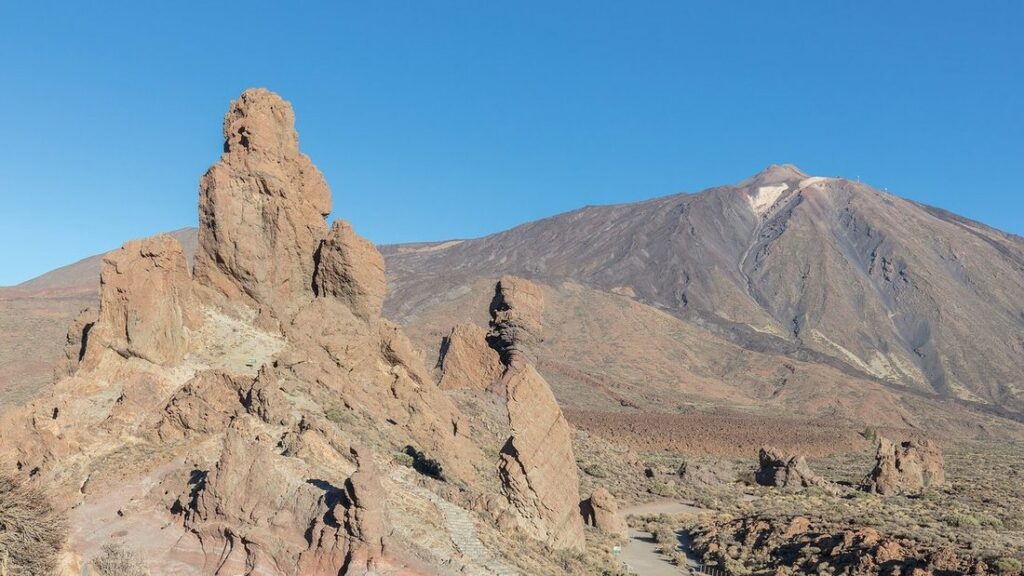 Les Roques de García au premier plan et le sommet du Teide au fond, dans un paysage volcanique