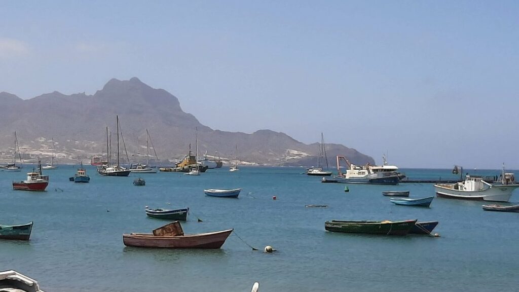 Petits bateaux de pêche au mouillage dans la baie de Mindelo, avec une chaîne de montagnes au fond