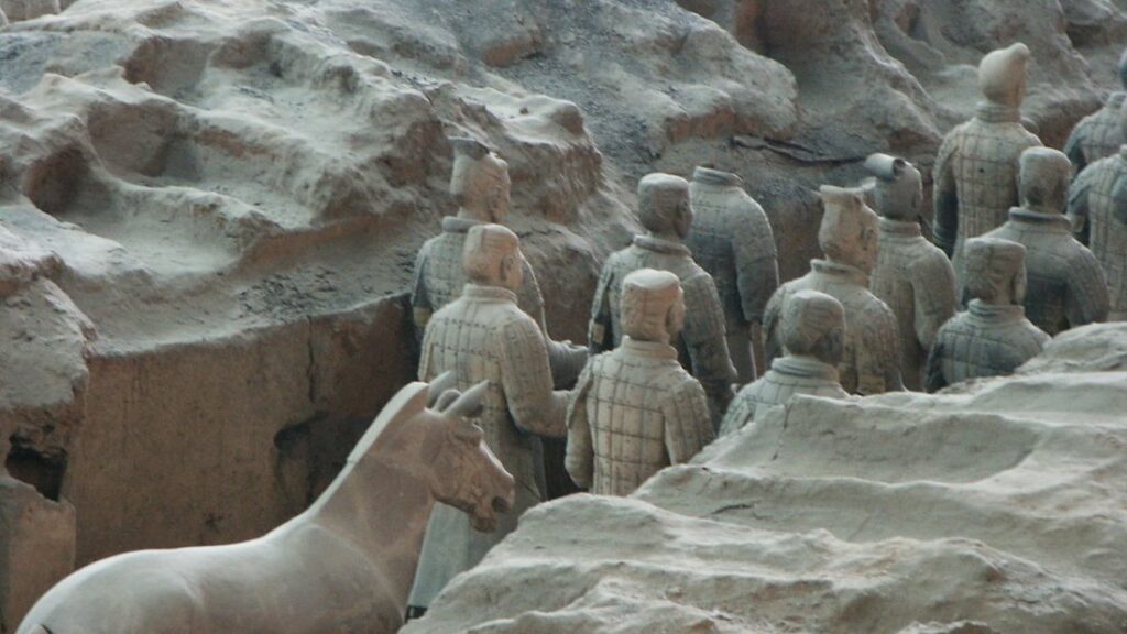 Soldats de terre cuite et un cheval dans une fosse de terre ocre