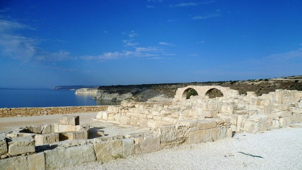Ruines antiques en pierre claire de Kourion au bord d'une falaise, face à la mer