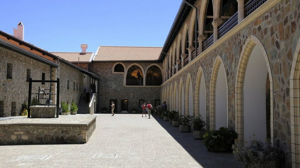 Cour intérieure du monastère de Kykkos, avec galerie à arcades et puits en pierre