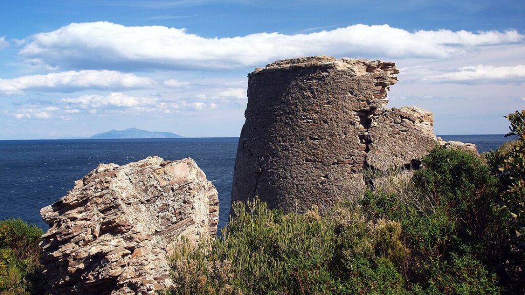 Tour génoise en partie ruinée au sommet de rochers, face à la mer, sur la côte du Cap Corse