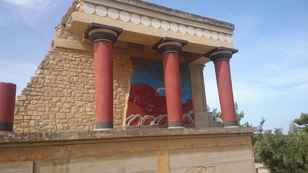 Colonnes rouges et fresque du palais de Cnossos, reconstitution de l'entrée nord sous un ciel bleu