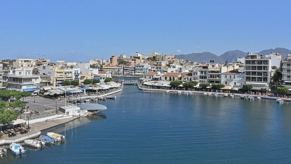 Le lac Voulismeni entouré de maisons, de terrasses et de petits bateaux à Agios Nikolaos