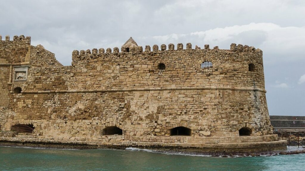 Murailles crénelées de la forteresse vénitienne de Koules, face au port d'Héraklion, sous un ciel nuageux