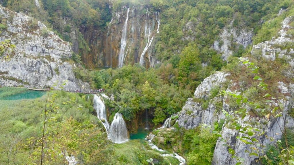 Cascades et lacs turquoise entre des parois rocheuses couvertes de forêt dans le parc national de Plitvice
