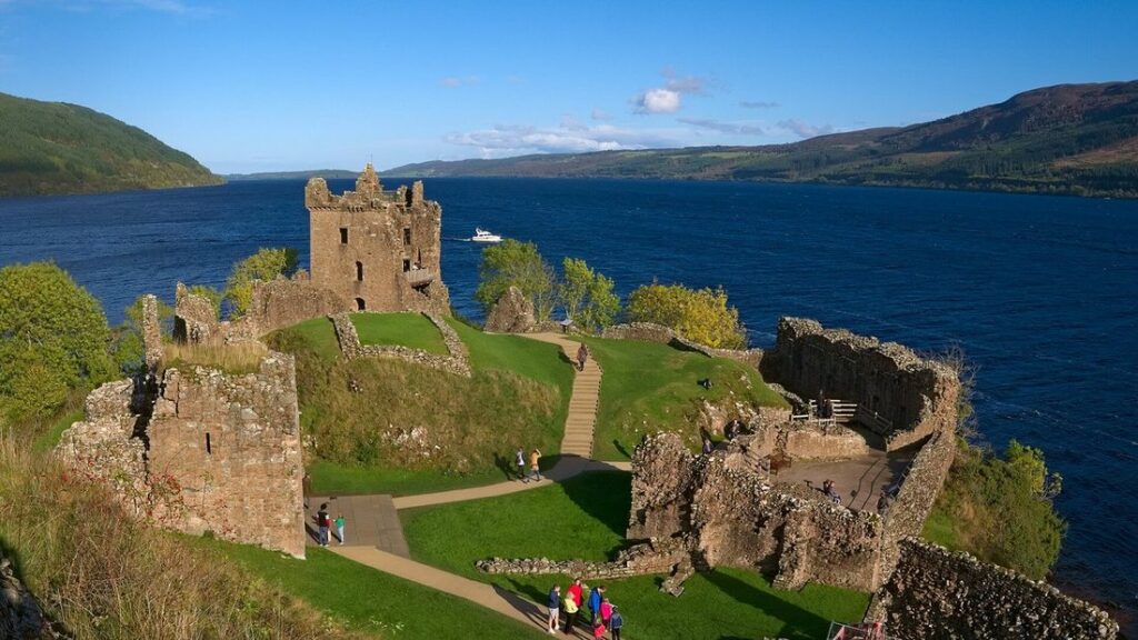 Ruines du château d'Urquhart sur une pelouse verte, au bord du loch Ness