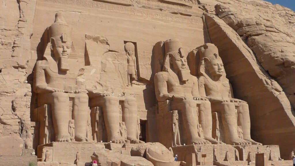 Statues colossales de Ramsès II assises devant la façade rocheuse du grand temple d'Abou Simbel