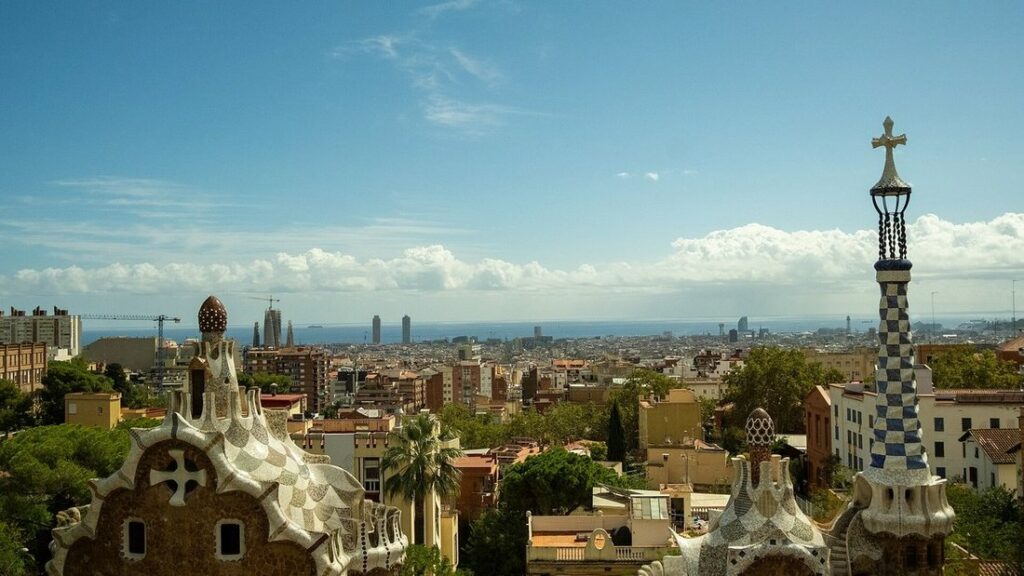 Pavillon au toit de céramique colorée et vue sur les immeubles de Barcelone jusqu'à la mer