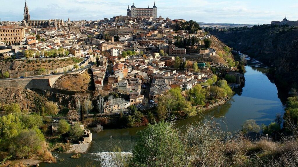 Vieille ville de Tolède sur sa colline dans un méandre du Tage, avec l'Alcázar au sommet