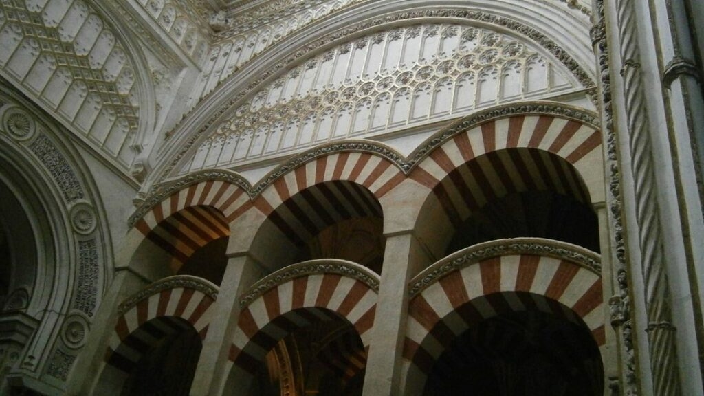 Arcs superposés à bandes rouges et blanches dans la grande salle de la Mezquita de Cordoue