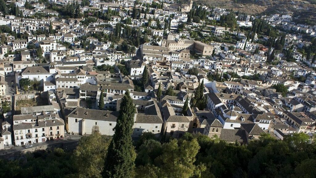 Maisons blanches aux toits de tuiles et cyprès du quartier de l'Albaicín, vus d'en haut