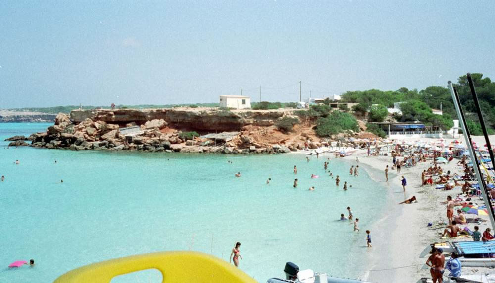 Crique de Cala Saona à Formentera avec sable blanc et eau cristalline