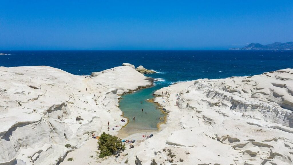 Roches volcaniques blanches lissées de Sarakiniko et crique turquoise creusée dans la roche, sur l'île de Milos