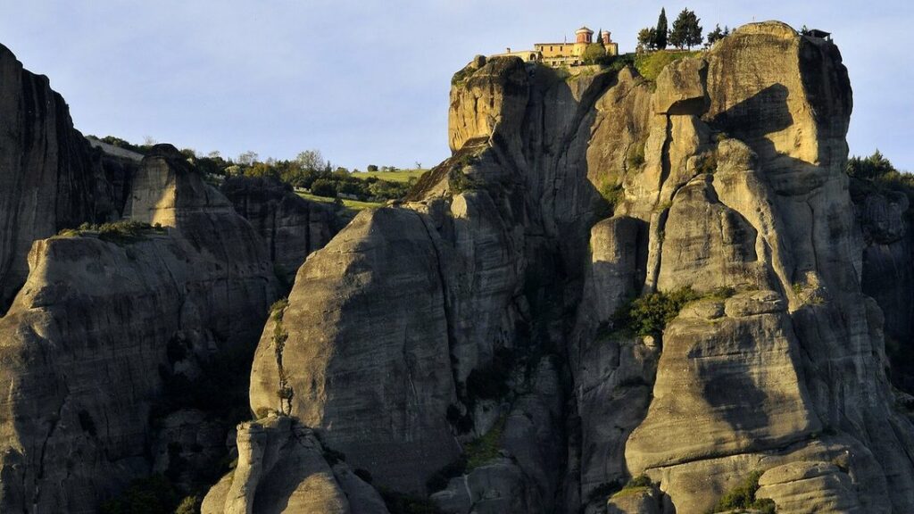 Monastère perché au sommet d'un pilier rocheux des Météores, parmi d'autres tours de pierre