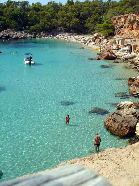 Plage de sable clair bordée d'eau turquoise sur l'île d'Ibiza