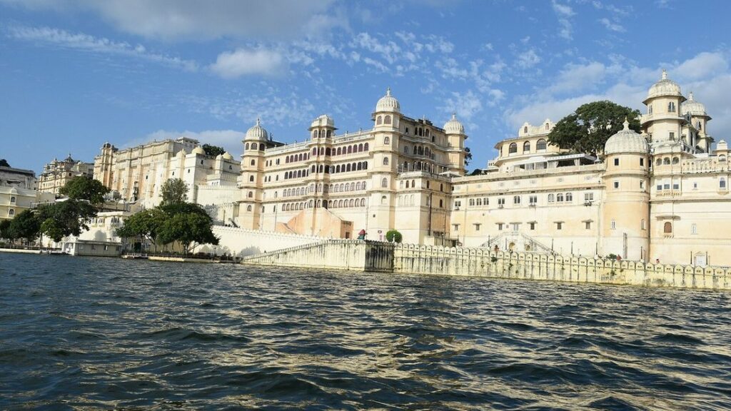 Façade claire du City Palace d'Udaipur au bord de l'eau, vue depuis le lac Pichola