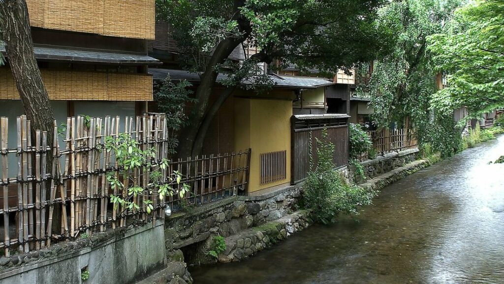 Le canal Shirakawa bordé de maisons de bois et d'arbres dans le quartier de Gion à Kyoto