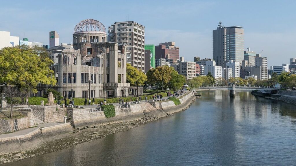 Le dôme de Genbaku, ruine d'un bâtiment à structure métallique apparente, au bord de la rivière Motoyasu à Hiroshima