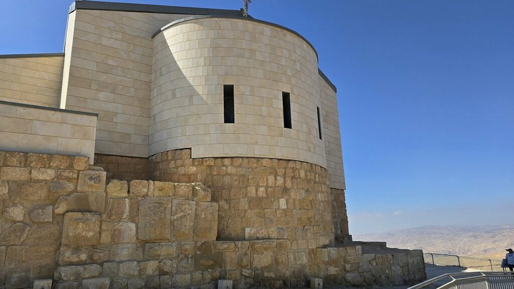 Murs de pierre claire du mémorial de Moïse sur le mont Nébo, sous un ciel bleu