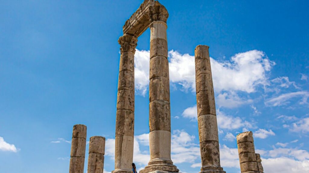 Colonnes de pierre du temple d'Hercule sur la citadelle d'Amman, sous un ciel bleu parsemé de nuages