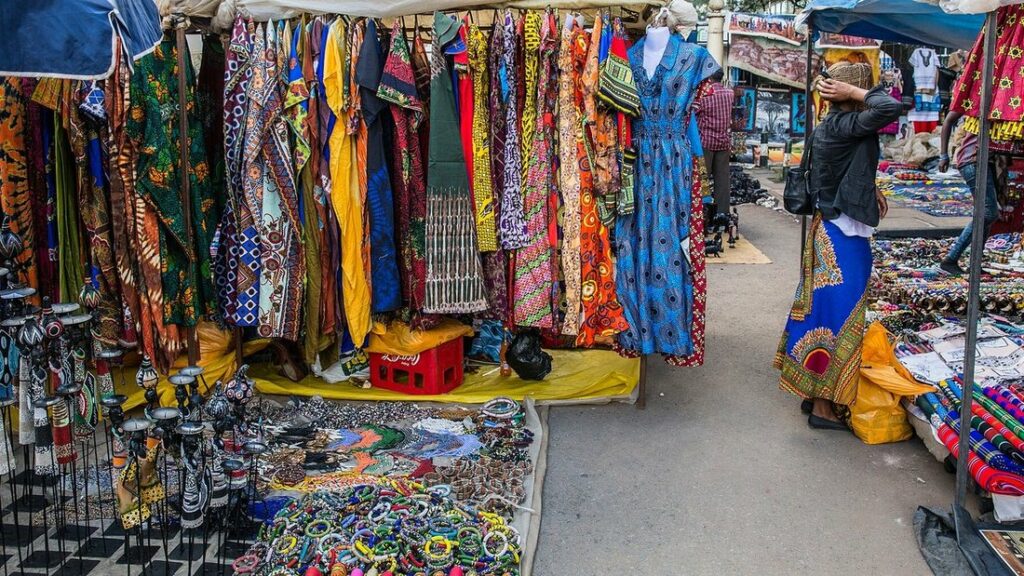 Étals de tissus colorés et de bijoux en perles dans un marché de Nairobi