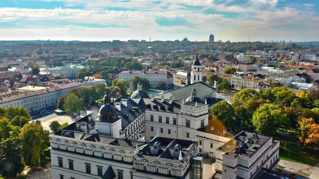 Vue aérienne de Vilnius avec le palais des grands-ducs, des clochers et les toits de la vieille ville