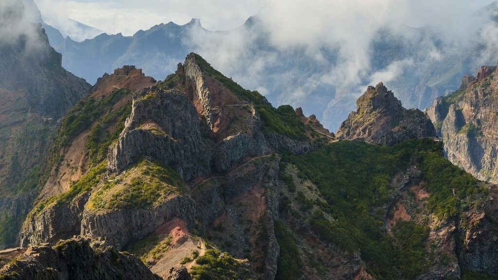 Crêtes rocheuses du Pico do Arieiro avec des nuages accrochés dans les vallées, vues depuis le belvédère