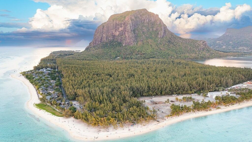 Vue aérienne de la presqu'île du Morne, avec sa montagne, sa forêt et une plage de sable blanc