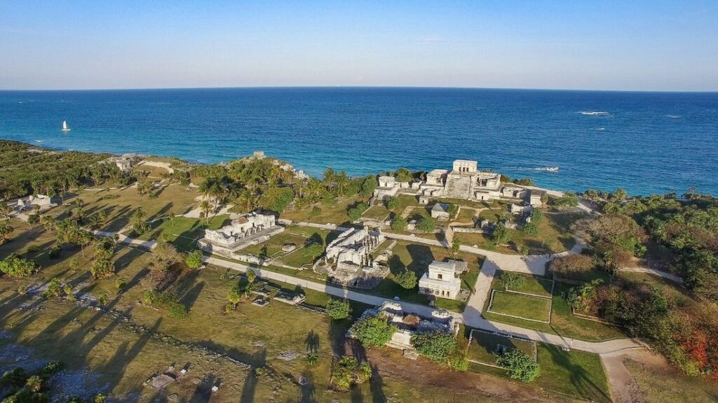 Les ruines mayas de Tulum vues d'en haut, sur une falaise verte au bord de la mer