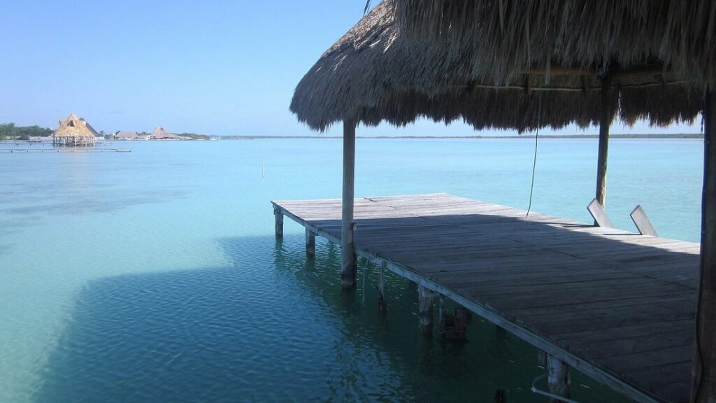 Ponton de bois et paillote au-dessus de l'eau turquoise de la lagune de Bacalar