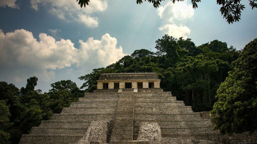 Pyramide à degrés de Palenque surmontée d'un temple, au milieu de la forêt tropicale