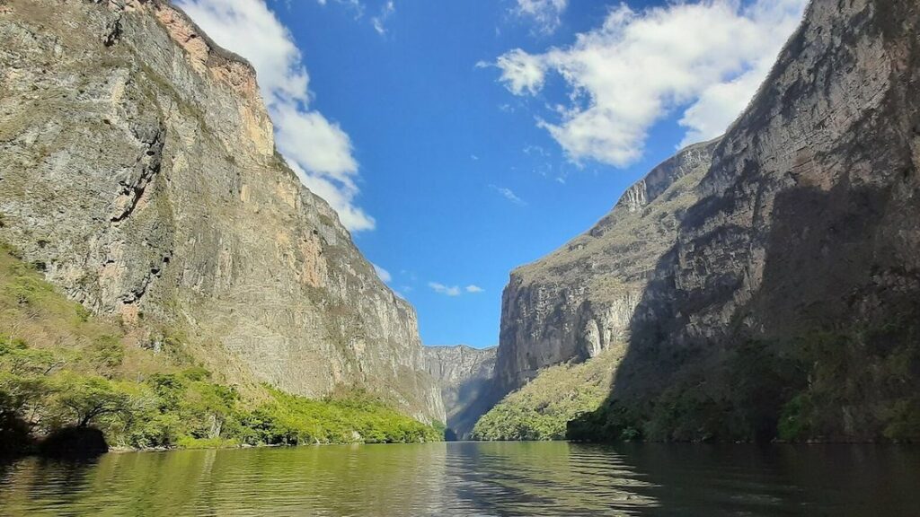 Hautes parois rocheuses du canyon du Sumidero de part et d'autre d'un fleuve calme