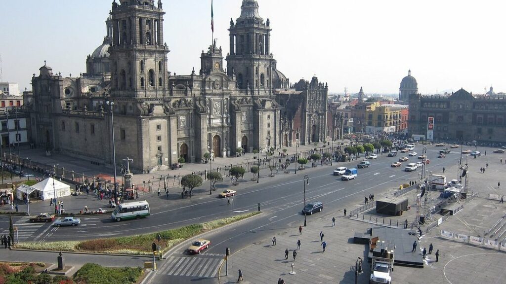 La cathédrale métropolitaine et la grande place du Zócalo de Mexico vues depuis un point en hauteur
