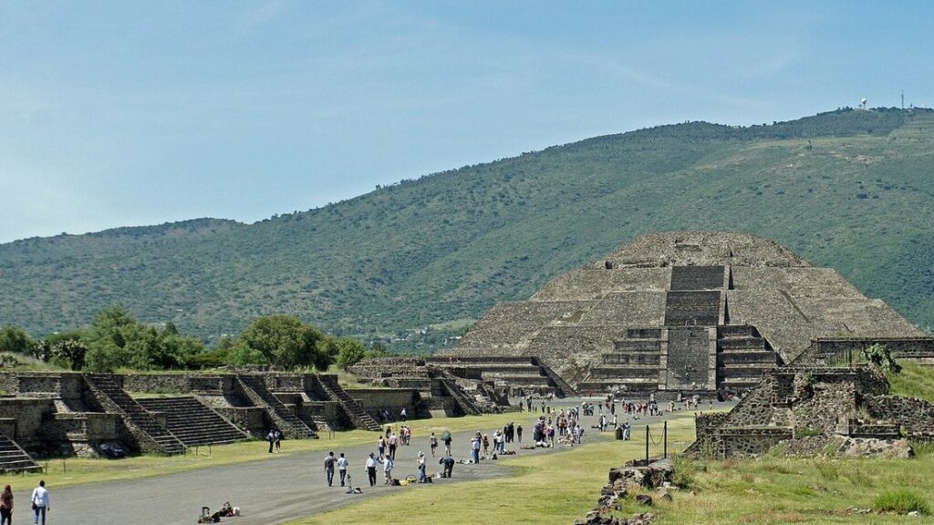 La pyramide de la Lune et la Chaussée des Morts de Teotihuacán, au pied de collines vertes