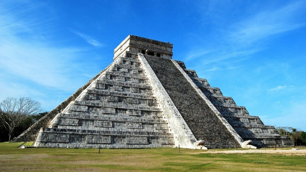 La pyramide à degrés d'El Castillo se détache sur un ciel bleu, à Chichén Itzá