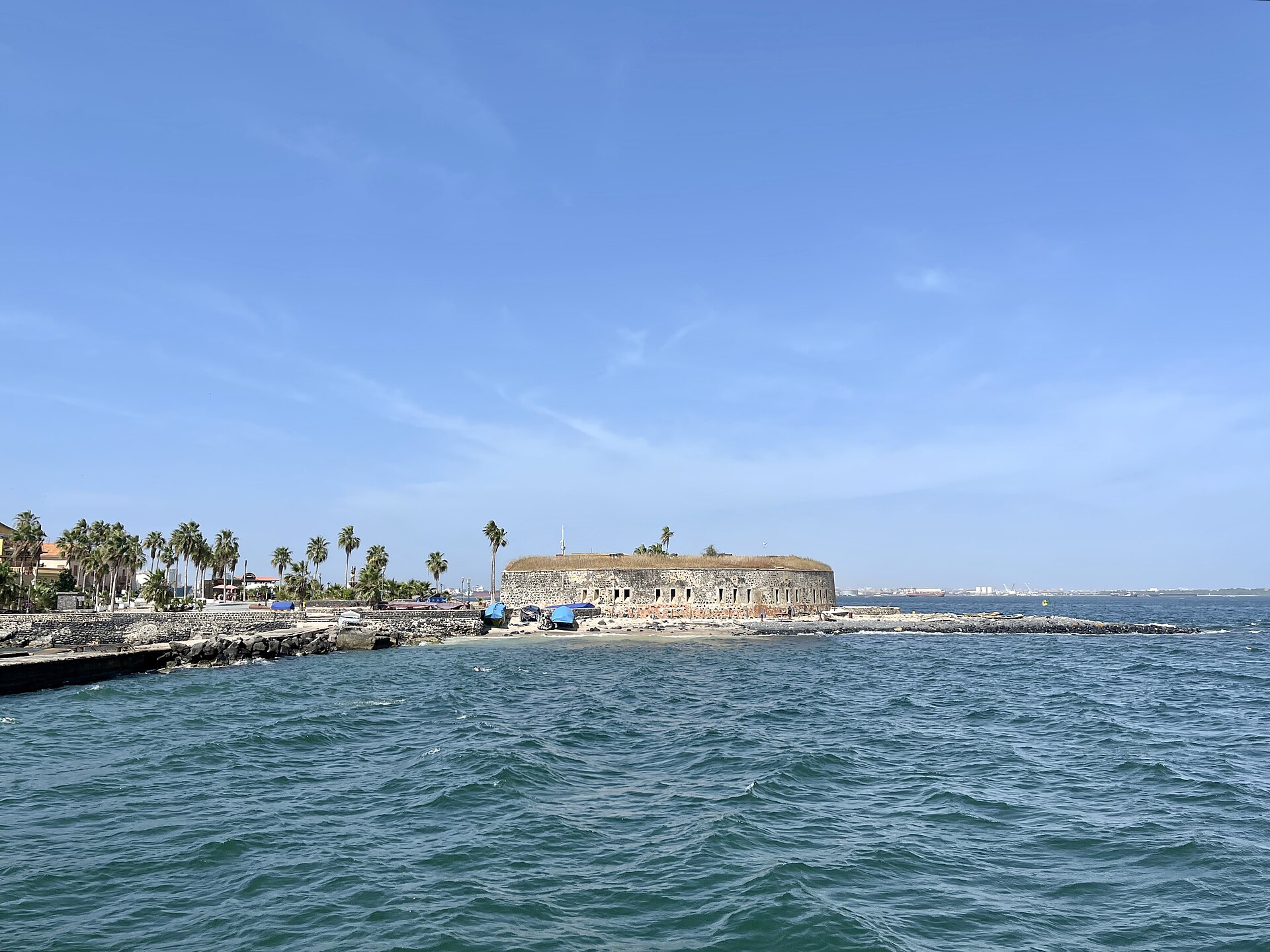 Vue sur l'île de Gorée face a Dakar avec ses maisons coloniales colorées au bord de l'eau
